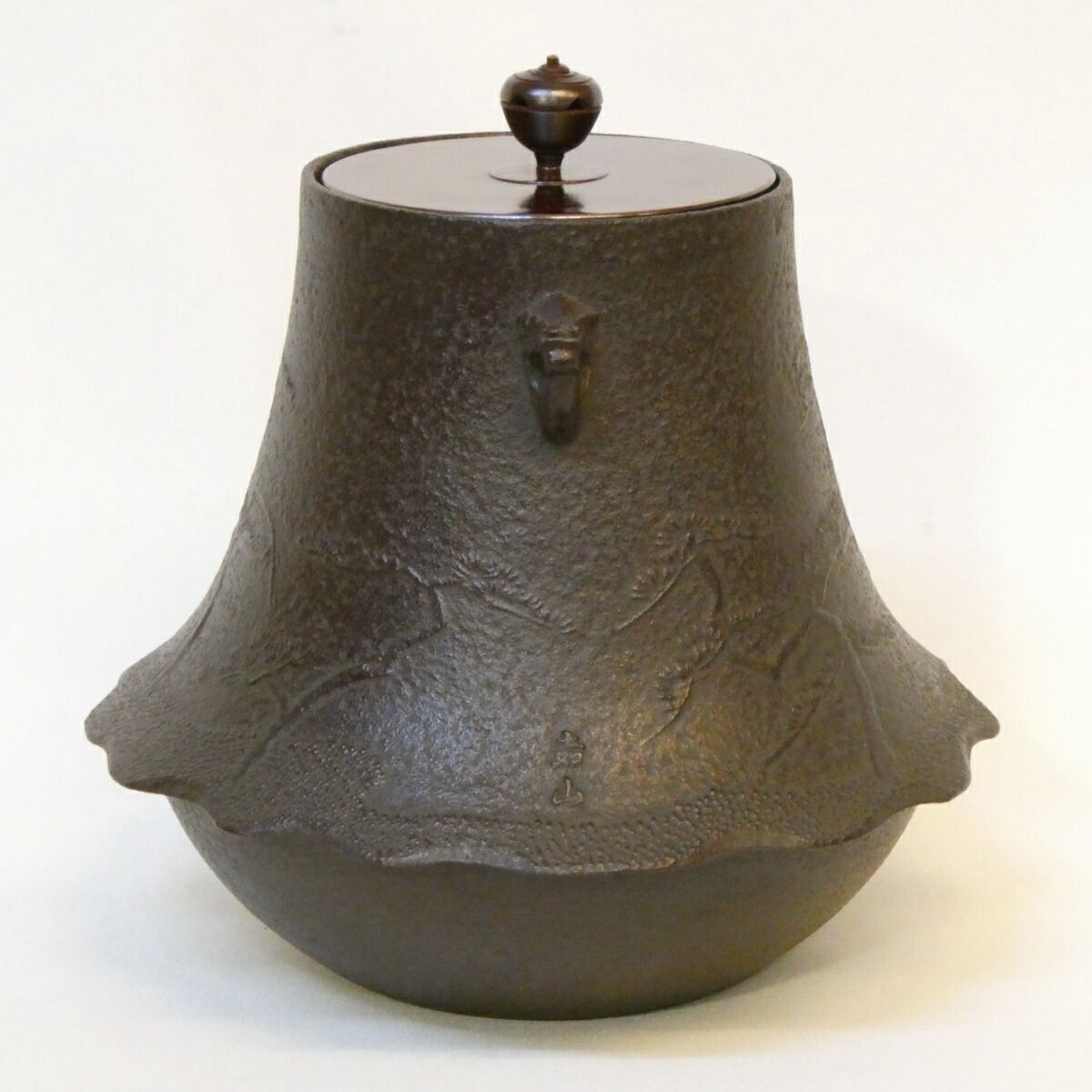 送料込【逢絢亭】茶道具 風炉釜 車軸釜 亀甲地紋 日展審査員 横倉嘉山 共箱入り 十一月の特売品】日展審査員 横倉嘉山作 浜松地紋 富士釜 風炉用