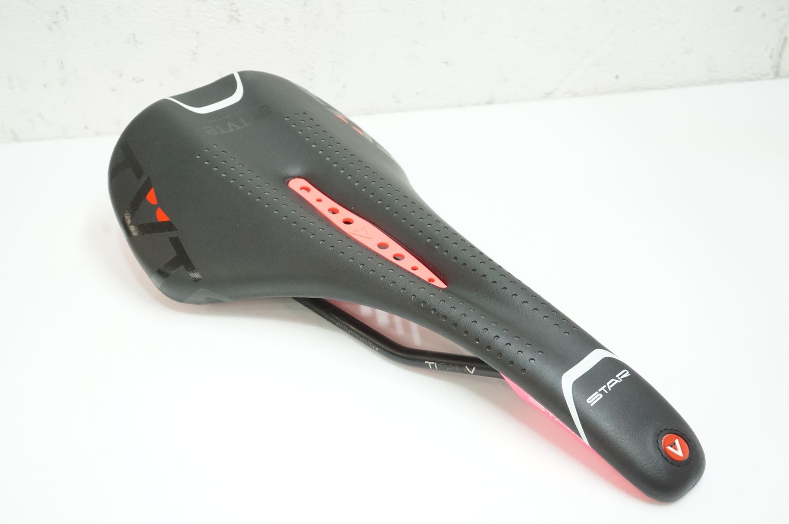 ASTVTE 「アスチュート」 STAR LINE VT サドル / 大宮店