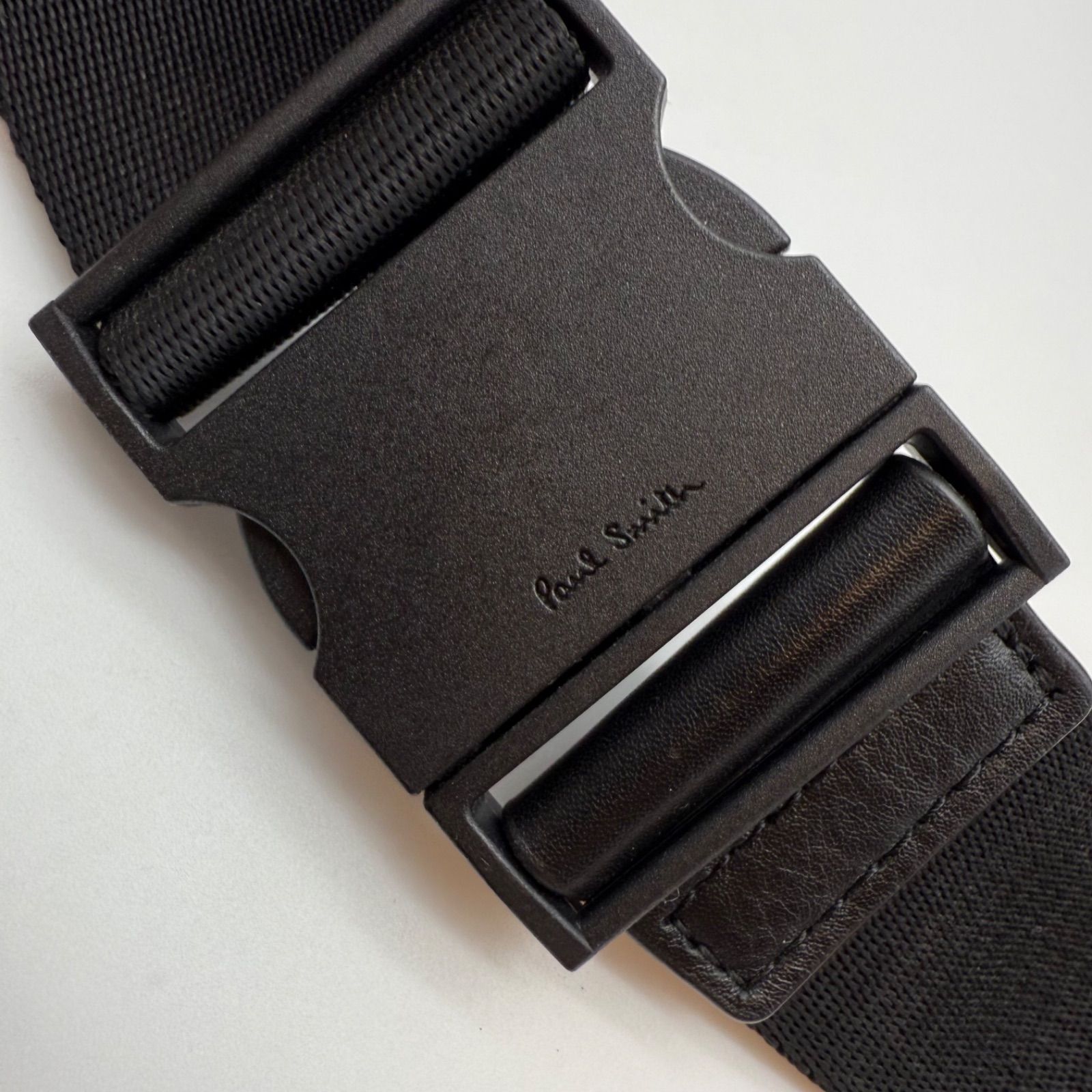 未使用✨ポールスミス　ボディバッグ　マルチストライプ　ネイビー　レザー 未使用に近い ✨Paul Smith ポールスミス ボディバッグ 本革 レザー