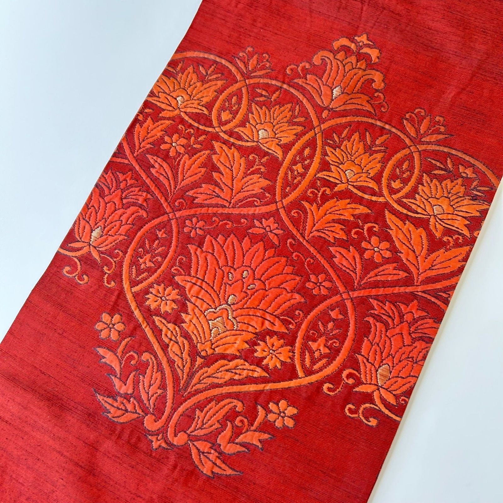 絹ほか 花唐草 九寸名古屋帯 金糸 蠟色に赤墨 美品 絹ほか 花唐草 九寸名古屋帯 金糸 蠟色に赤墨 美品