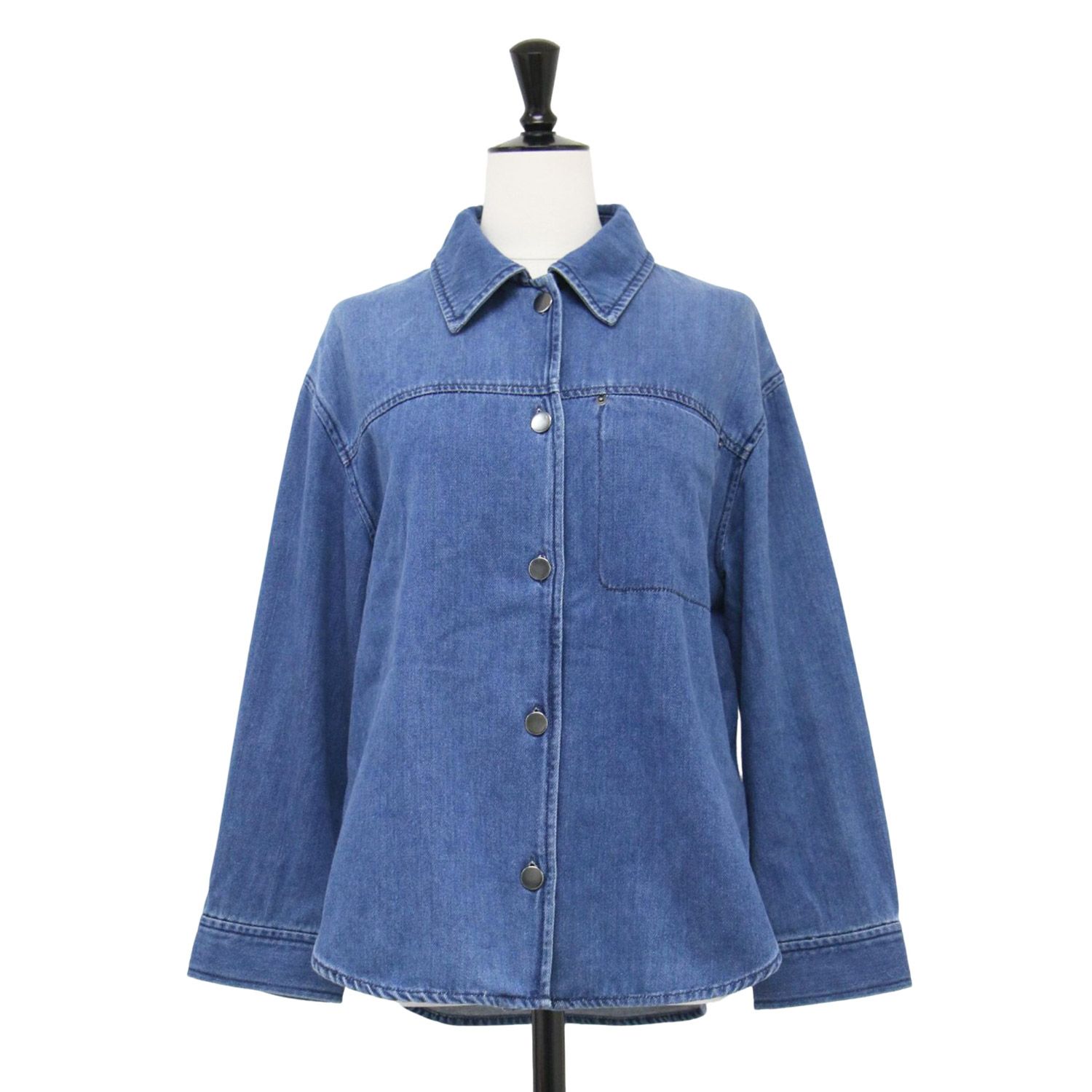 theory luxe セオリーリュクス ジャケット ブルー サイズ:S32(XS) | 25春夏 デニムシャツ ジャケット | Slate Denim Ivane Shirt | Gジャン 長袖 ステンカラー メタルボタン コットン ウォッシュ加工 | アウター ブルゾン 上着【レディース】【中古】【K4640】 theory luxe セオリーリュクス ジャケット ブルー サイズ:S32(XS) | 25