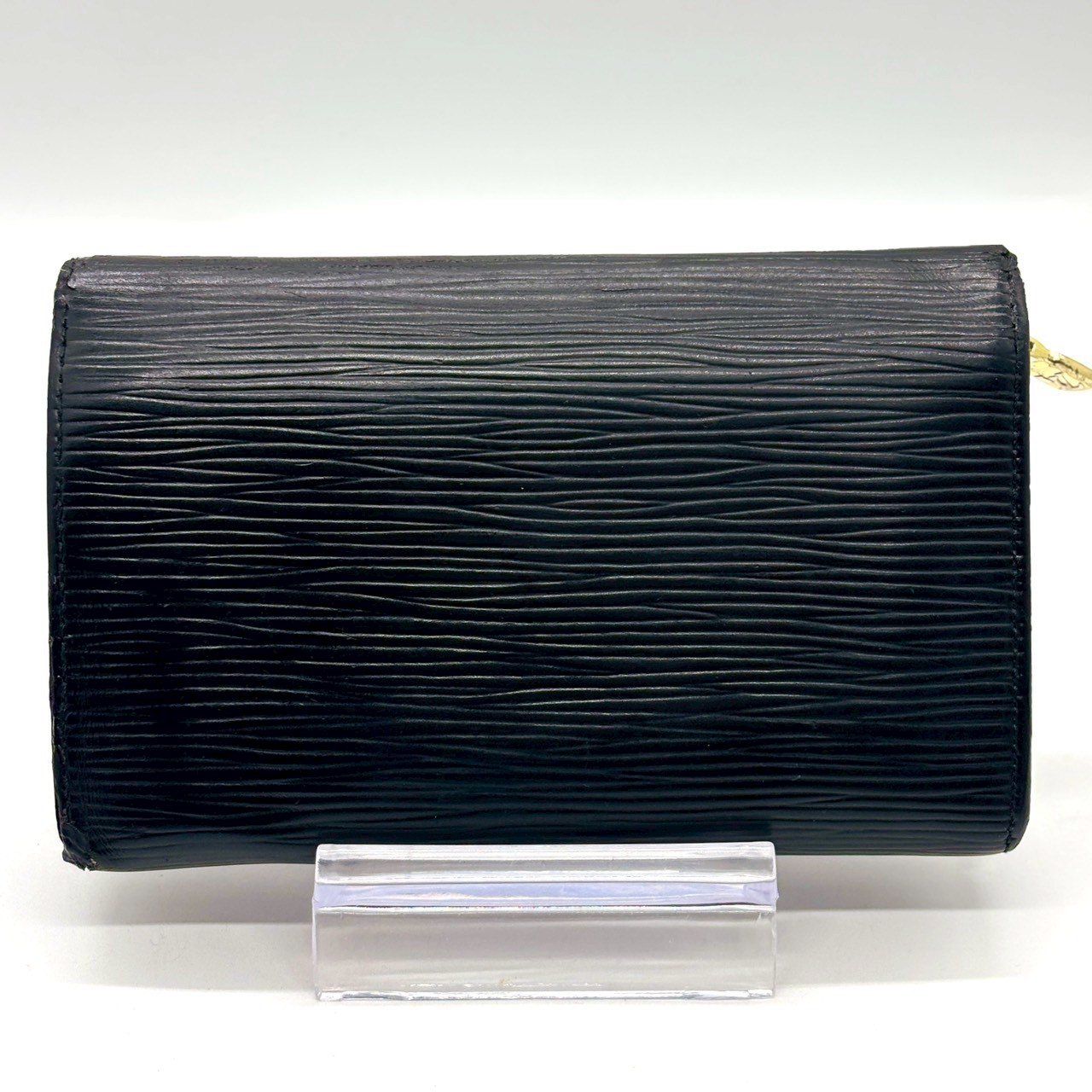 手元に宿る落ち着きと格】 LOUIS VUITTON ルイヴィトン 二つ折り財布