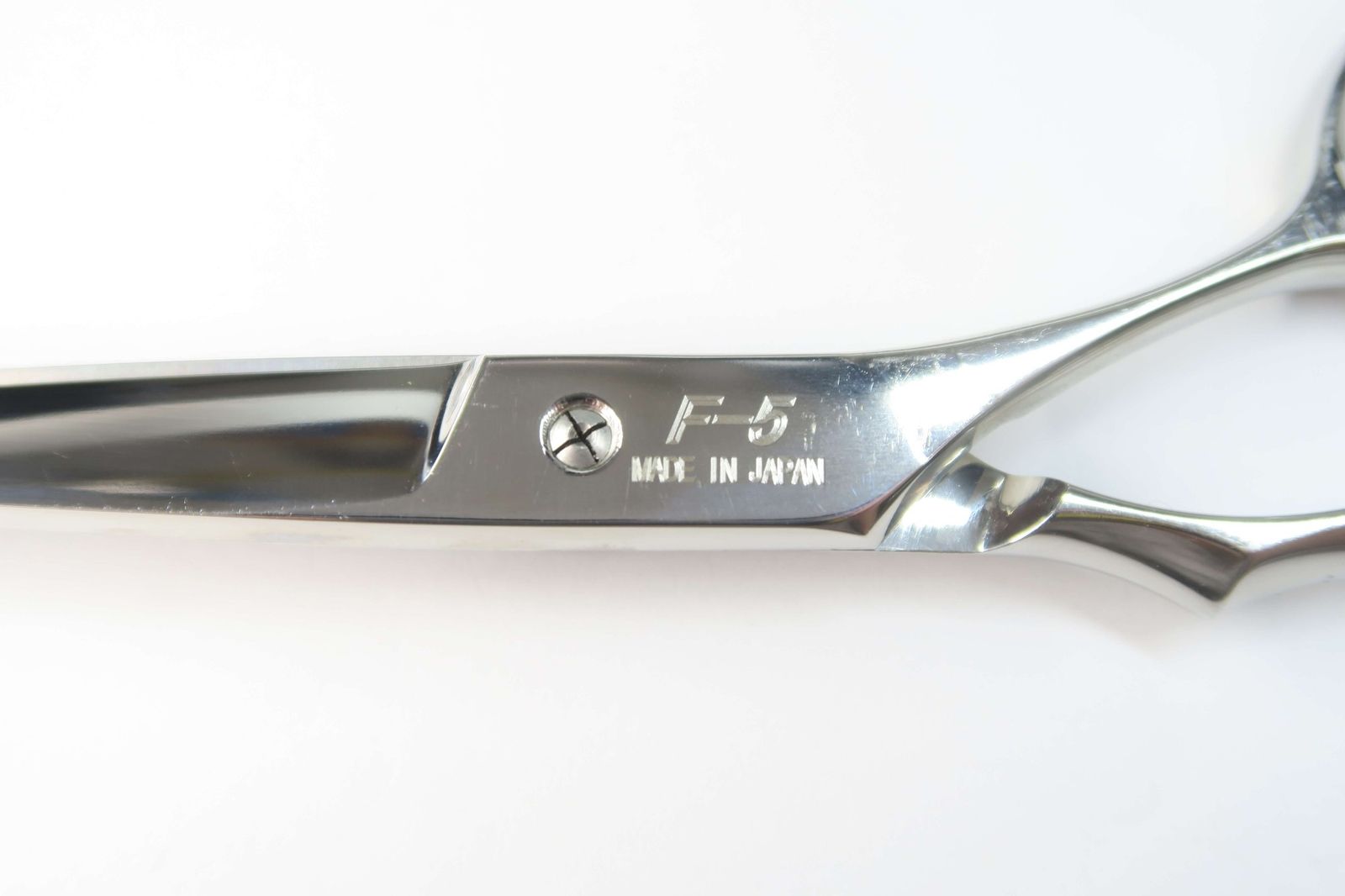 Cランク【光シザー】 F-5 シザー 美容師・理容師 5.8インチ 右利き