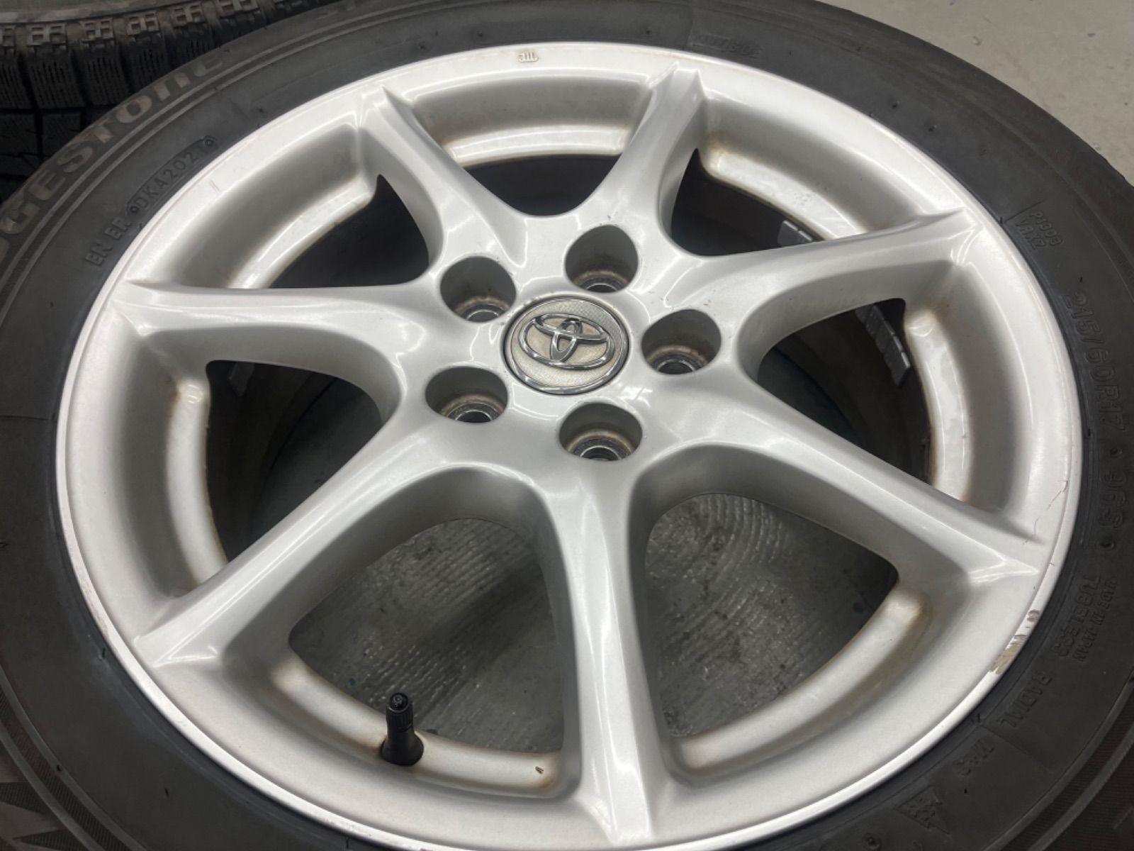 ボブ① エスティマ 純正アルミ 215/60R17 24年製スタッドレス ボブ① エスティマ 純正アルミ 215/60R17 24年製スタッドレス 2025年