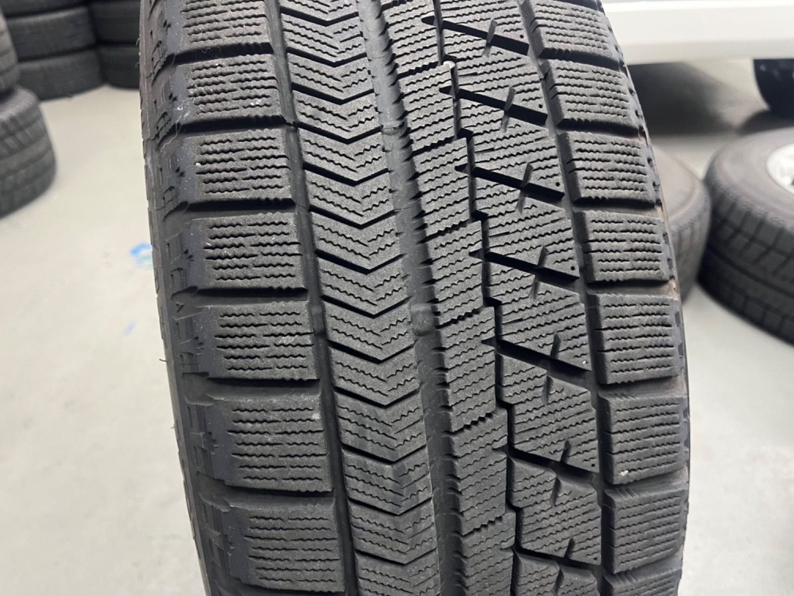 トヨタエスティマハイブリッドスタッドレスタイヤ純正ホイル付215