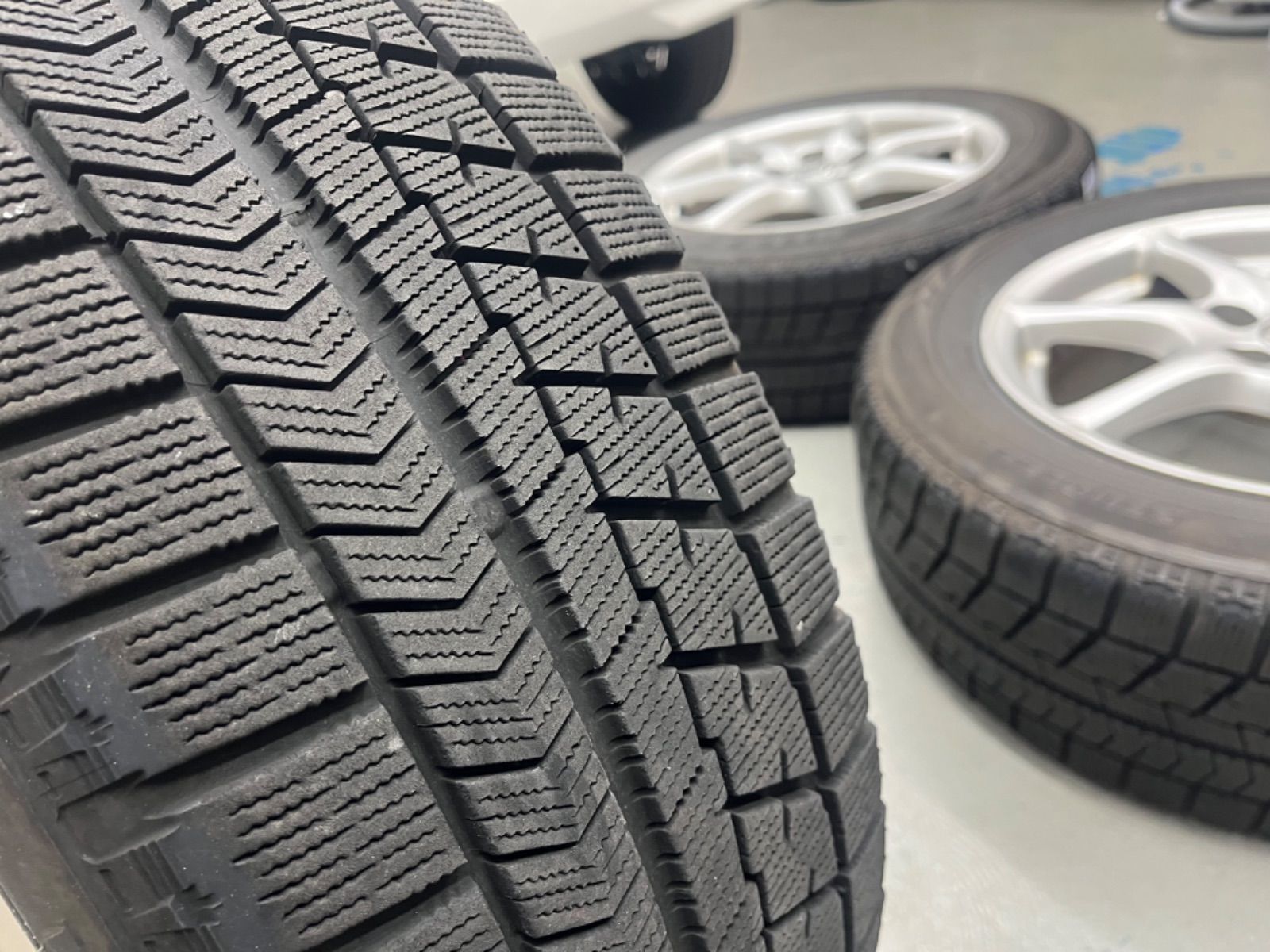 トヨタエスティマハイブリッドスタッドレスタイヤ純正ホイル付215