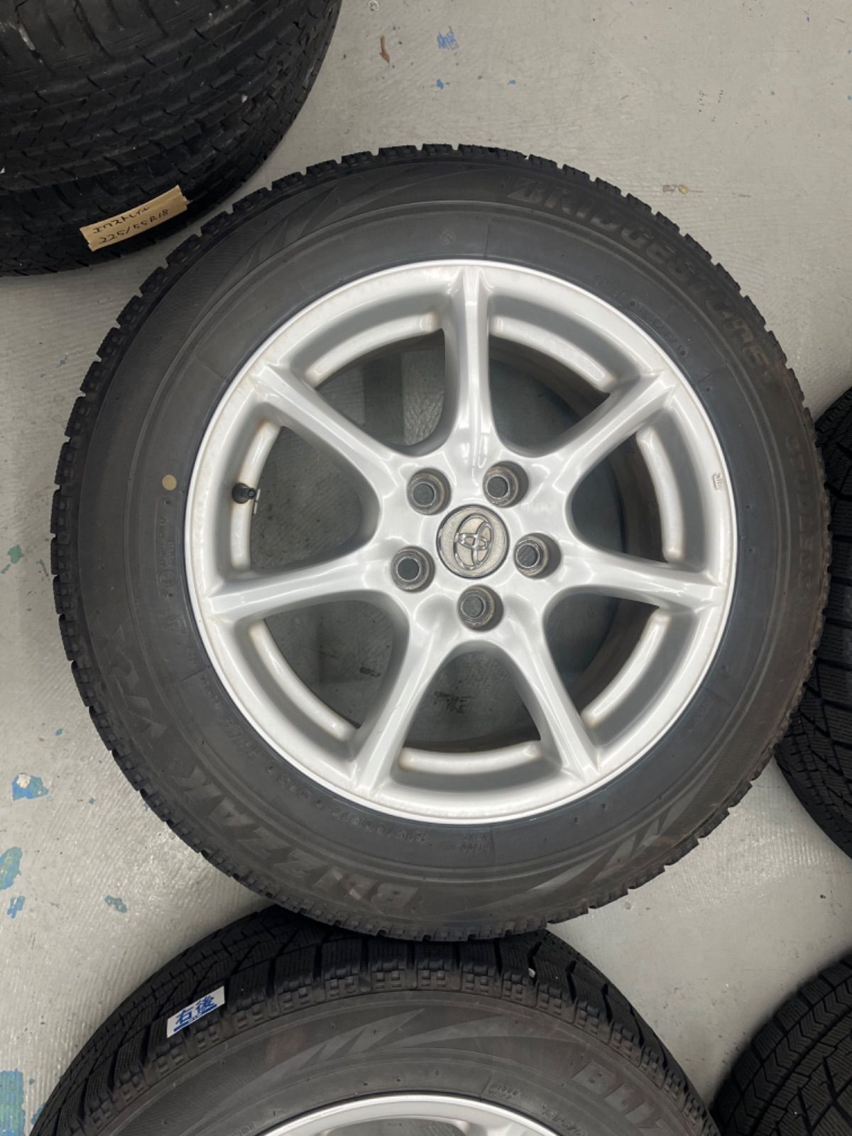 トヨタエスティマハイブリッドスタッドレスタイヤ純正ホイル付215