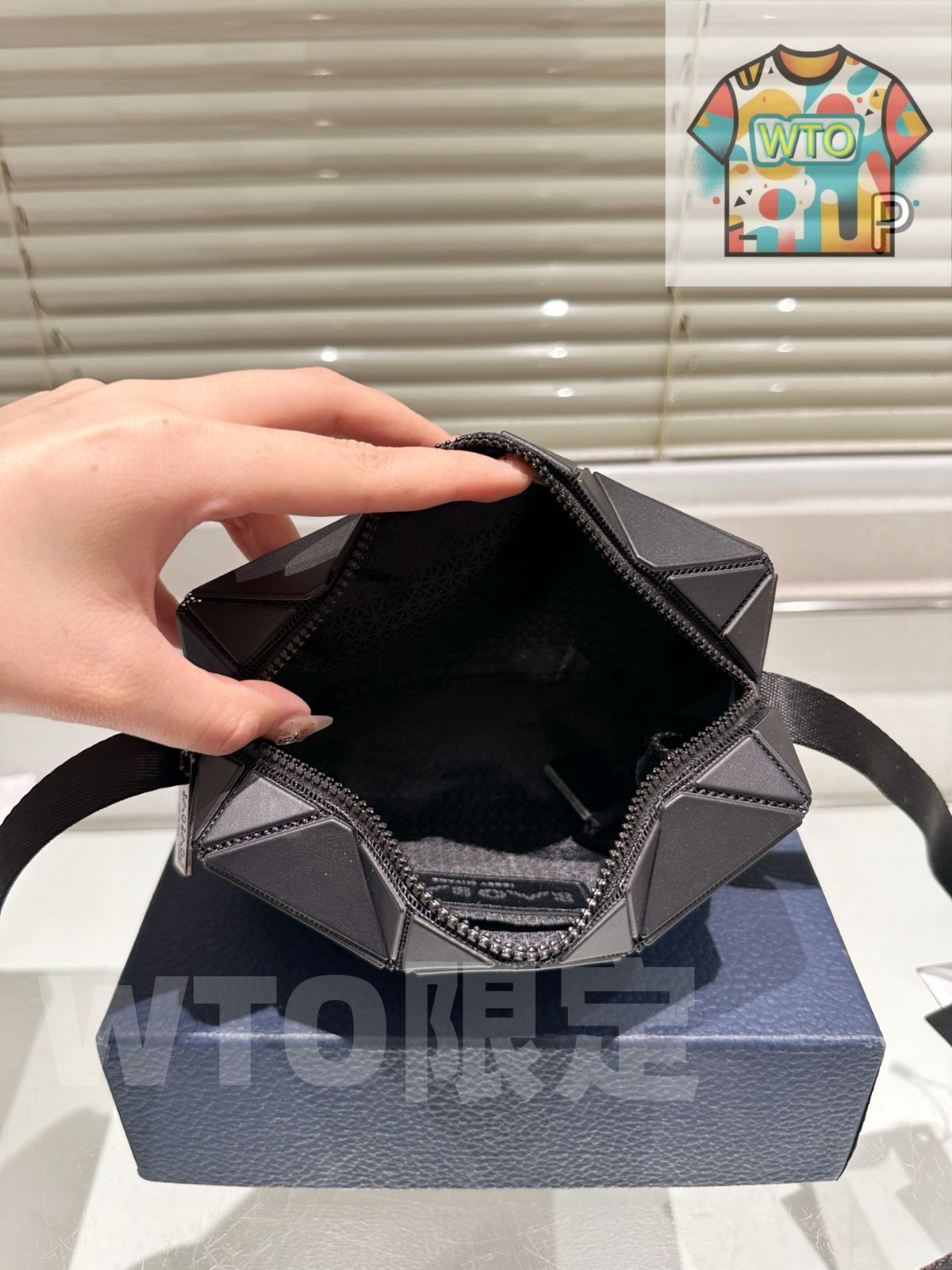 今日特価】Issey Miyake イッセイ・ミヤケ カメラバッグ レーザー加工