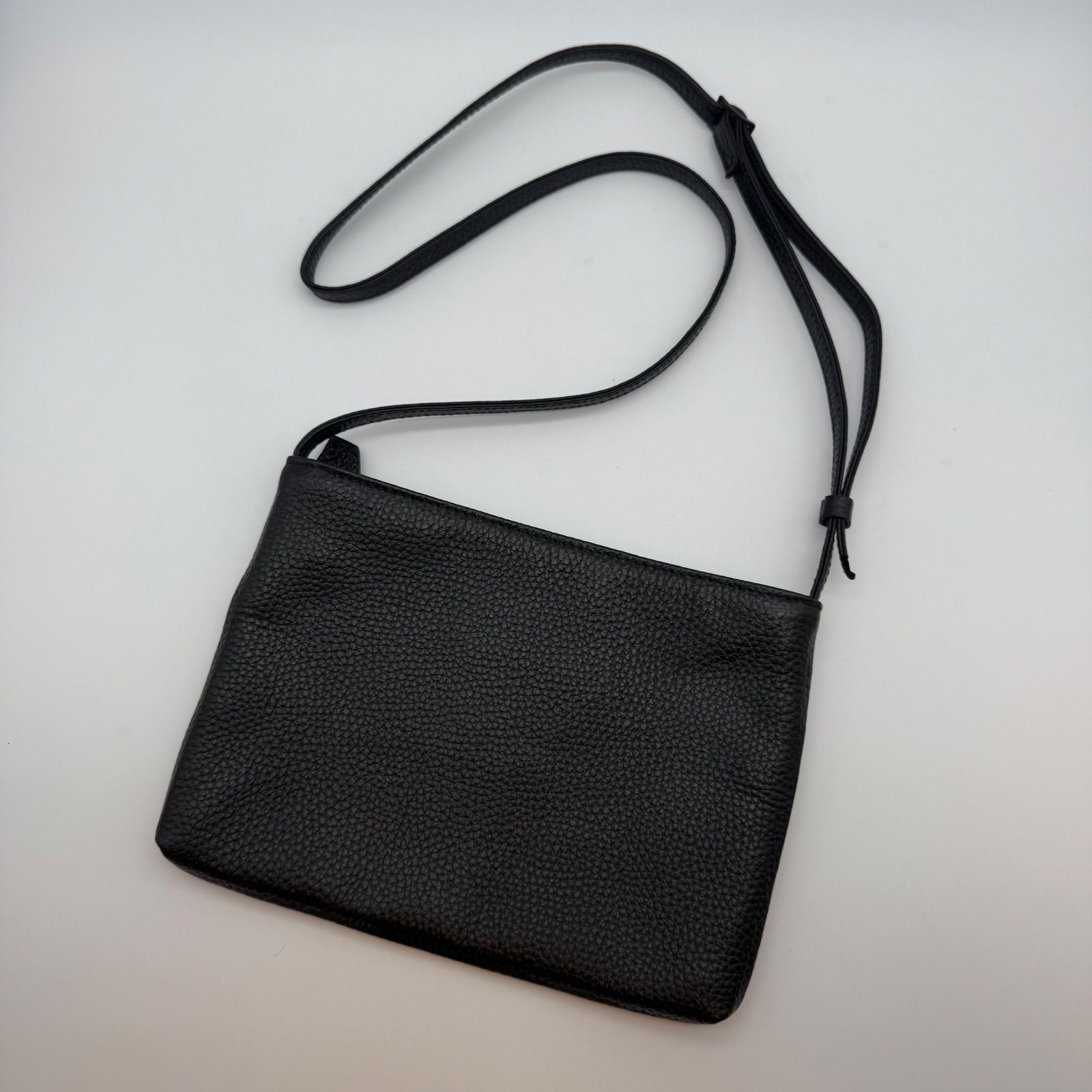 極美品●HushTug サコッシュ ショルダーバッグ レザー 長さ調整 黒 レザーサコッシュ ブラック – HushTug