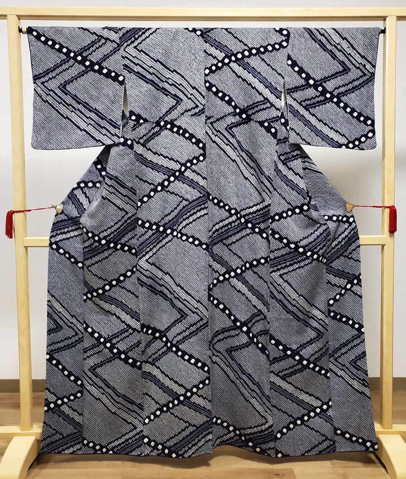 A5◇着物くつろぎ 総絞り 幾何学模様 青 白 袷 正絹 小紋 着物 - メルカリ