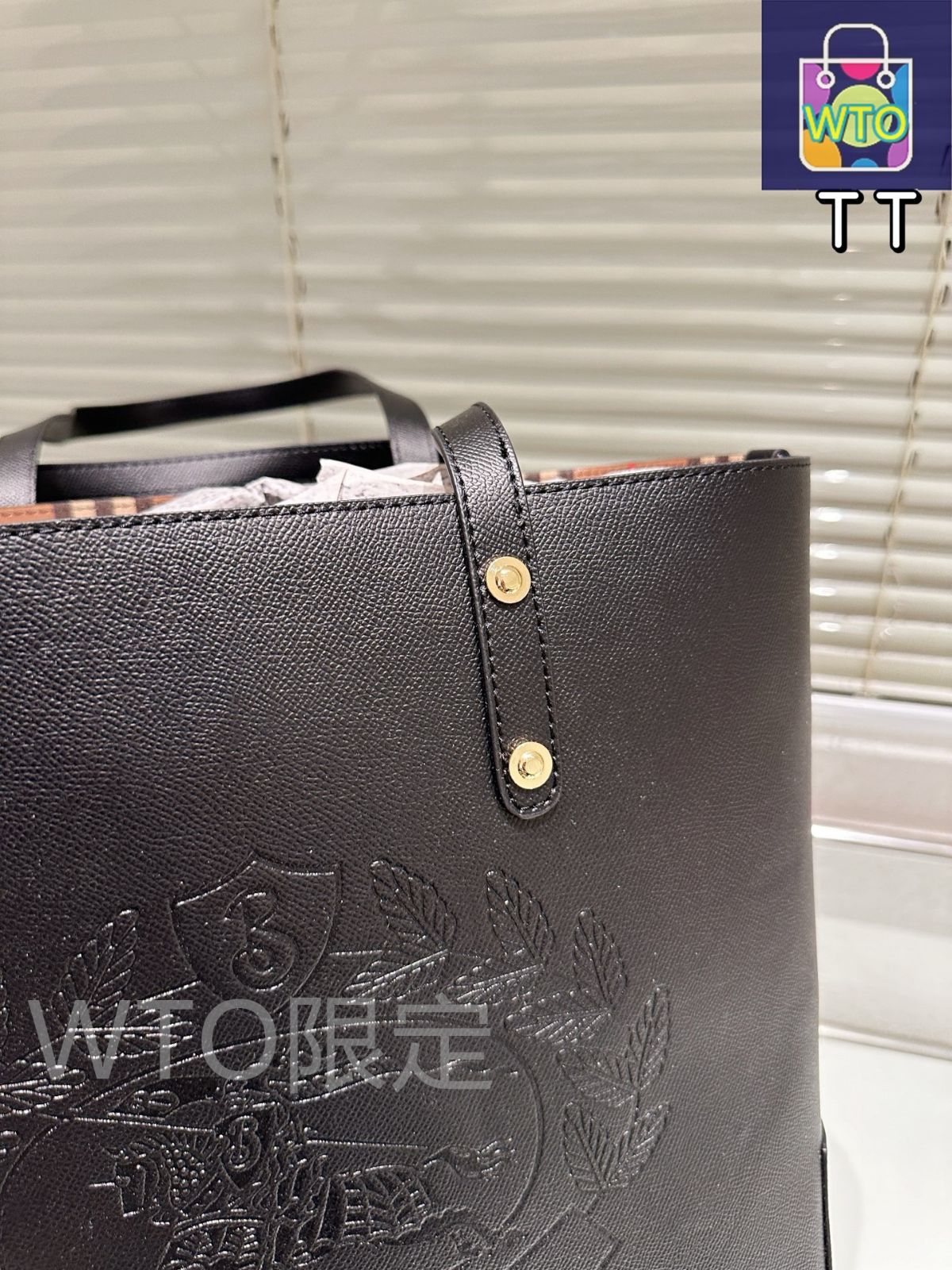 今日特価】Burberry エンボスバッジ レザートートバッグ 35×29×12cm