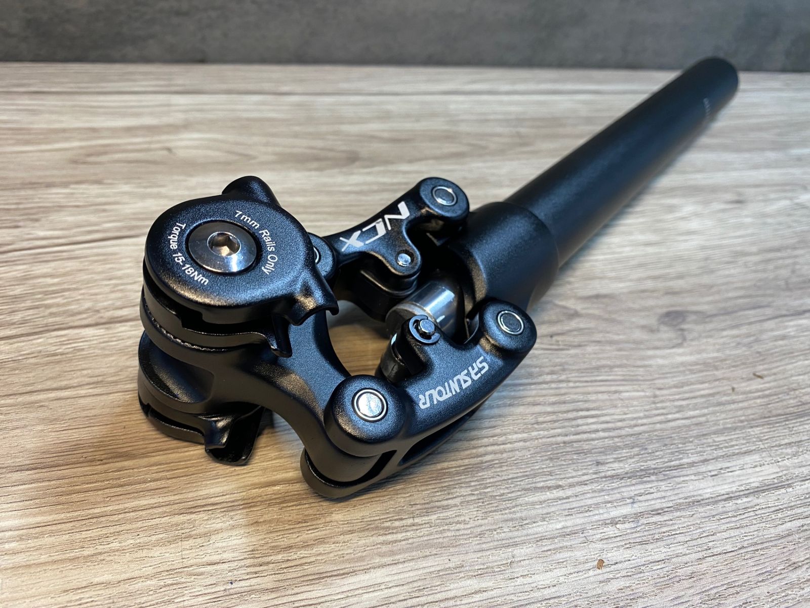 JK839 SR SUNTOUR NCX サスペンション シートポスト アルミ 黒 Φ30.9