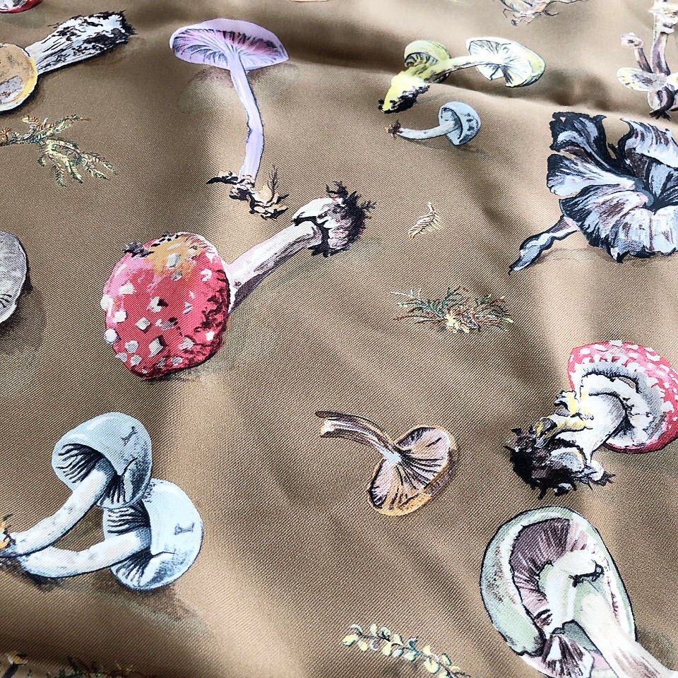 HERMES エルメス　スカーフ　カレ90 無人島　花柄　キノコ HERMES エルメス スカーフ カレ90 無人島 花柄 キノコ 新品 未使用