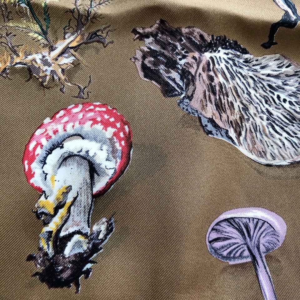 HERMES エルメス　スカーフ　カレ90 無人島　花柄　キノコ HERMES エルメス スカーフ カレ90 無人島 花柄 キノコ 新品 未使用