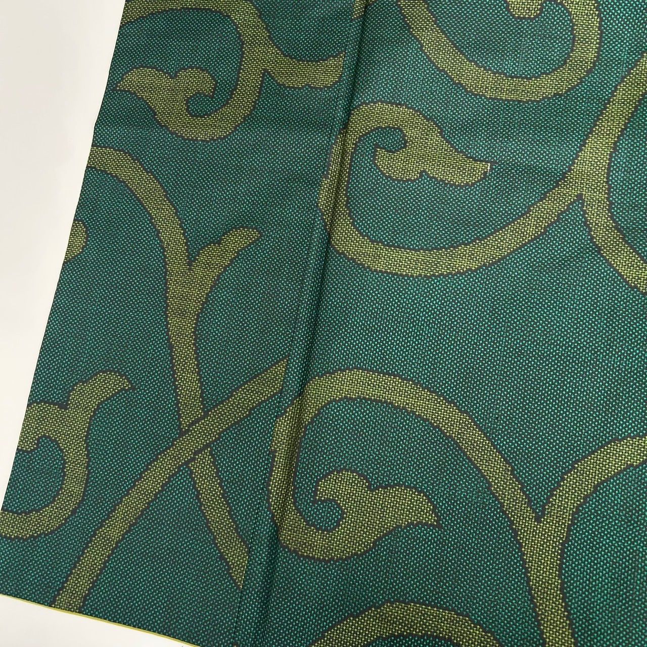 本場大島紬【色大島】格別な存在 正絹 本場大島紬 色大島 一元式 裄66 唐草模様 正絹 着物 MK-1376 - メルカリ