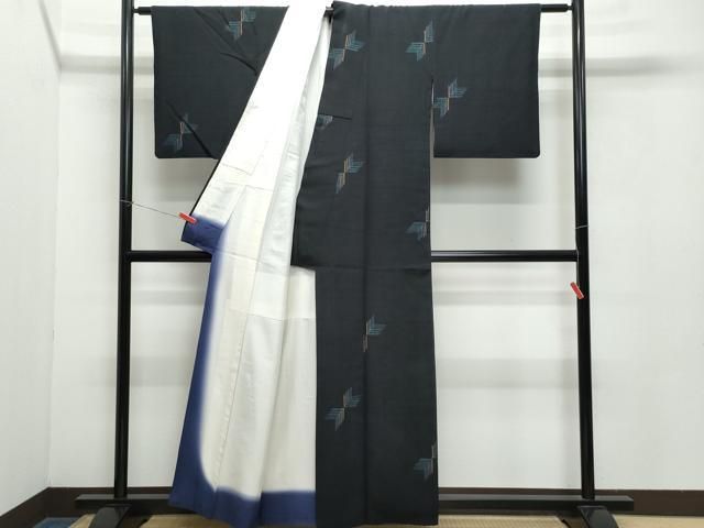 値下げ交渉ＯＫ！黒地 本場越後栃尾紬 紬着尺 正絹 Ｂ５６０ 平和屋着物○本場越後栃尾紬 幾何学文様 証紙付き 正絹 逸品