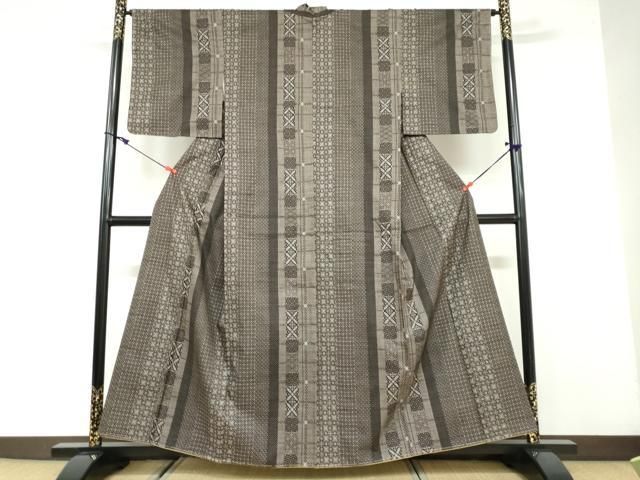 平和屋着物○本場大島紬 9マルキ 幾何学文様 健勝苑扱い 正絹 逸品 未