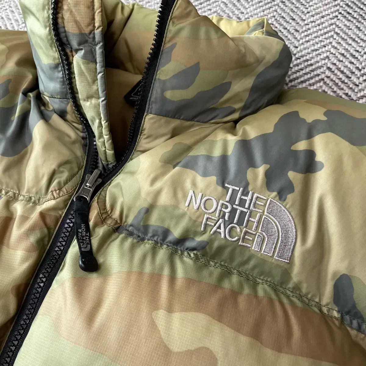 L THE NORTH FACE ザノースフェイス センターロゴ 700 カモフラ Nuptse
