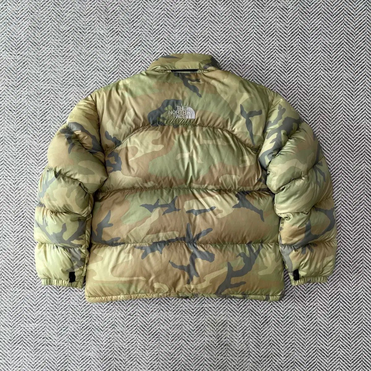 【美品】ノースフェイス ヌプシ センターロゴ 700フィル カモフラ XL L THE NORTH FACE ザノースフェイス センターロゴ 700 カモフラ Nuptse