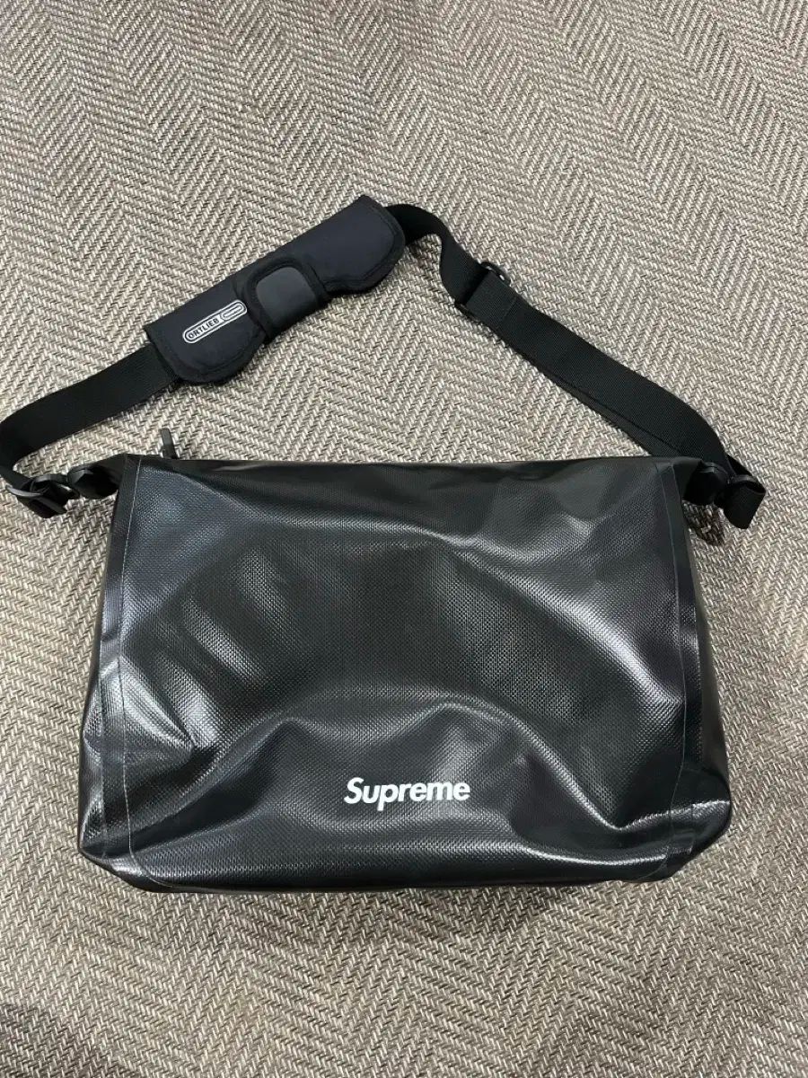 シュプリーム/オルトリーブコラボメッセンジャーバッグ　ブラック シュプリーム x オルトゥリップ コラボ メッセンジャーバッグ ブラック