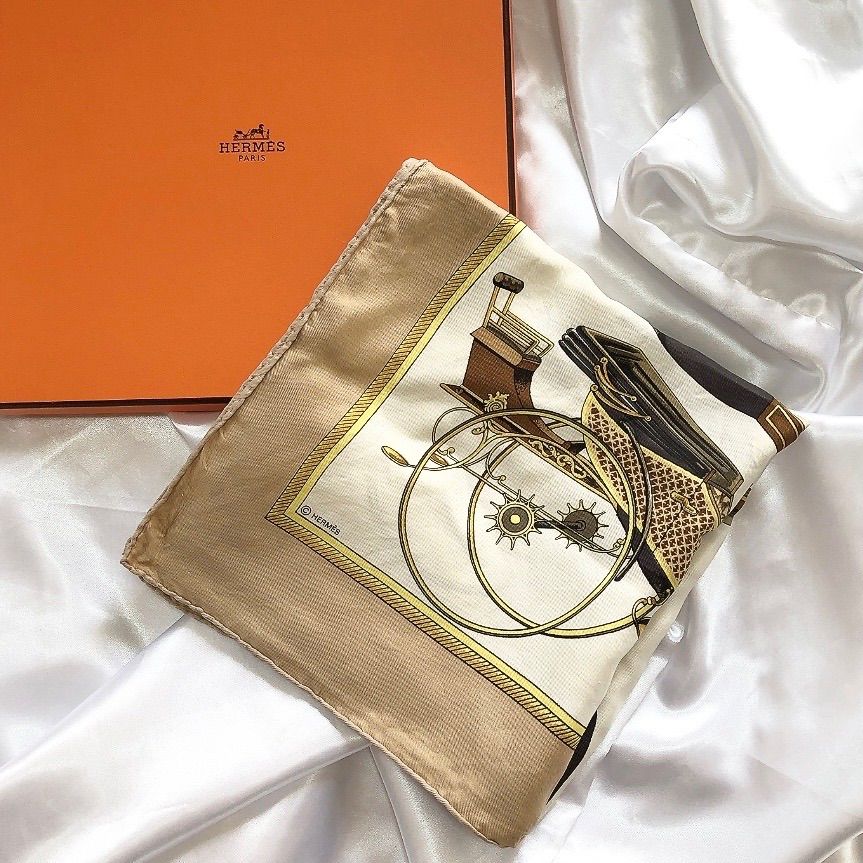 HERMES エルメス ベージュ 大判 スカーフ レディース 小物 ファッション 今回の撮影では女性陣 偶然エルメスの大盤スカーフを持参でした
