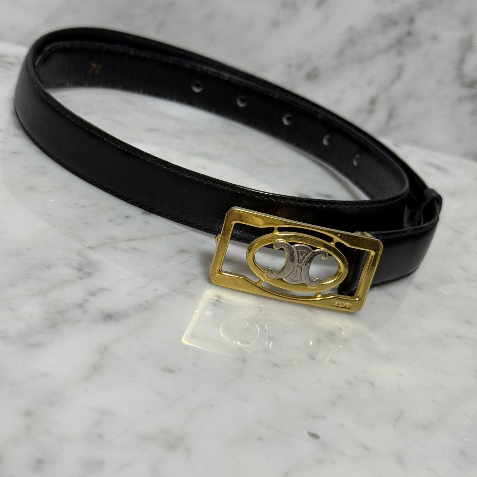 CÉLINE 黒い細身ベルト 金具付き　60 CÉLINE 黒い細身ベルト バックル付き 60 CÉLINE 黒い細身ベルト