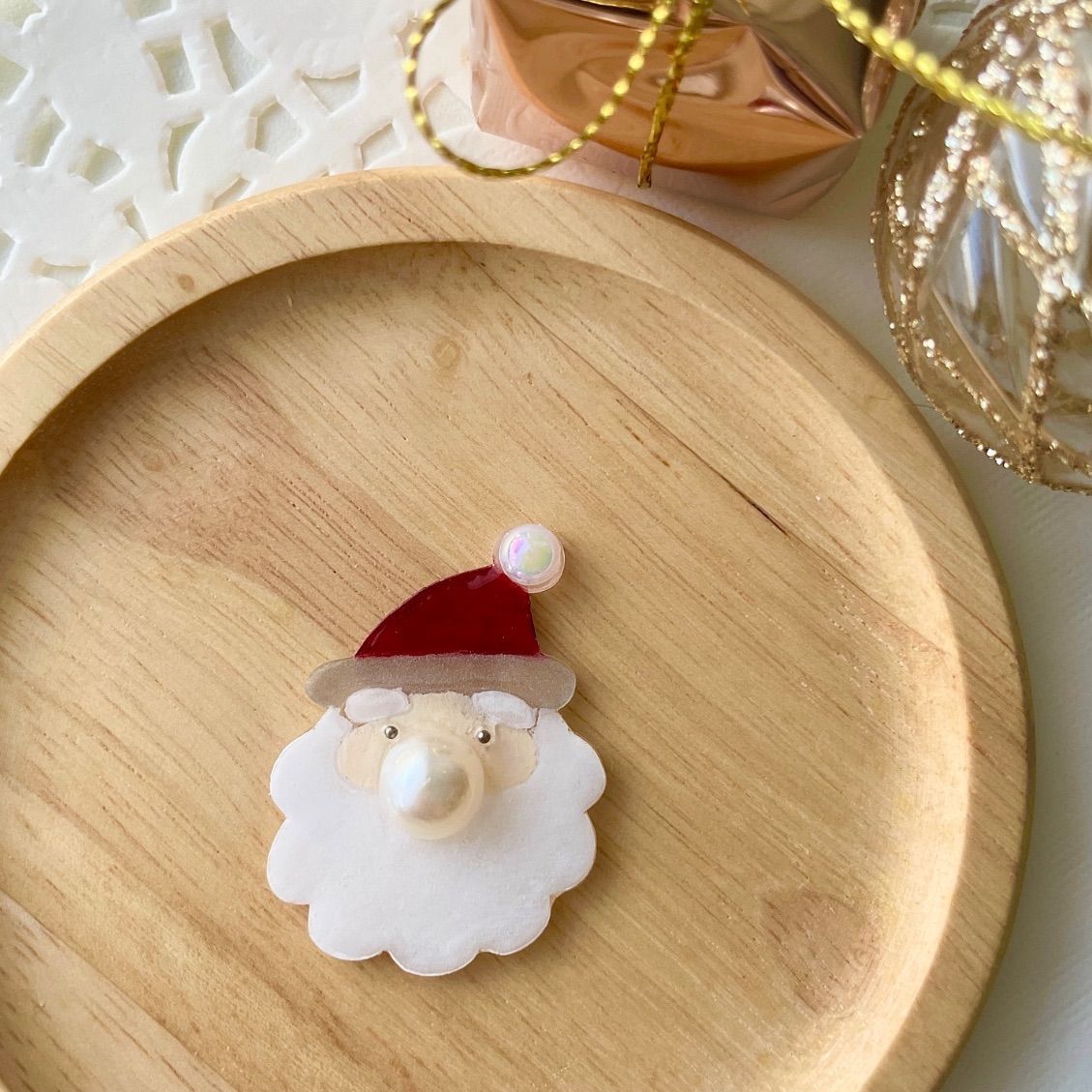 もこもこサンタ⋆*ブローチ(マグネット・ヘアゴム) - メルカリ