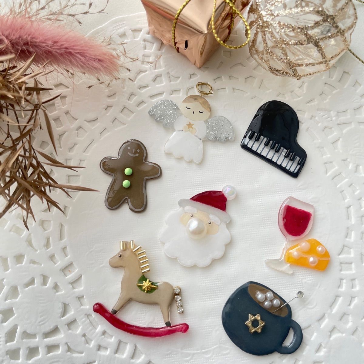 もこもこサンタ⋆*ブローチ(マグネット・ヘアゴム) - メルカリ