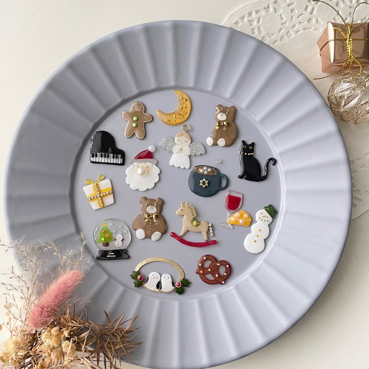 もこもこサンタ⋆*ブローチ(マグネット・ヘアゴム) - メルカリ