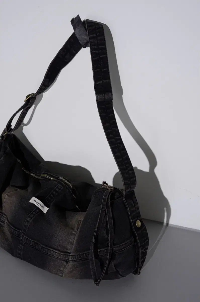 レア 美品　ボッテガヴェネタ　メッセンジャーバッグ　ショルダーバッグ BOTTEGA VENETA（ボッテガ・ヴェネタ） 並行輸入 ショルダーバッグ