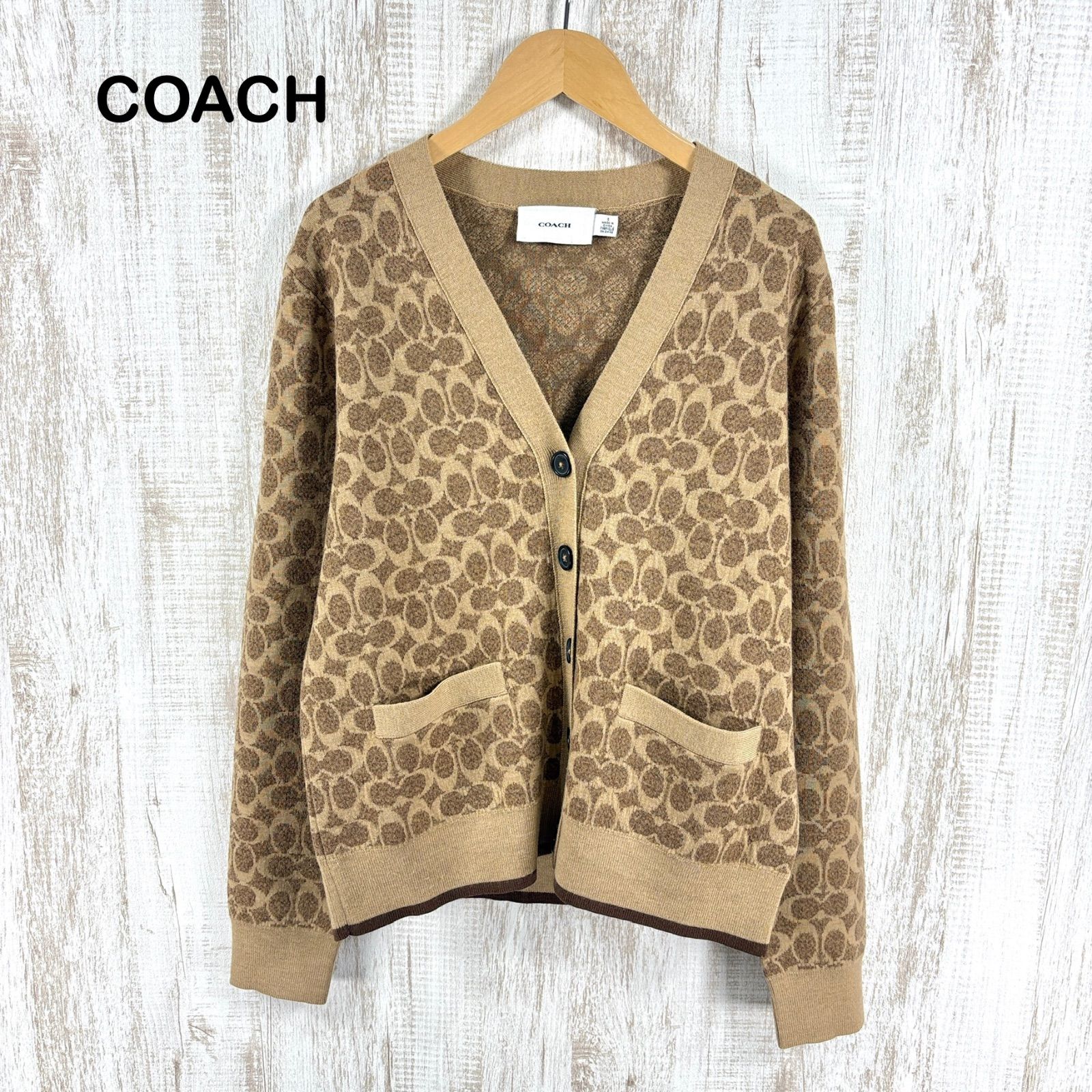 COACH コーチ 定番カラー シグネチャー ロゴ 総柄 Vネック ウール ニット 長袖 カーディガン キャメル レディース トップス