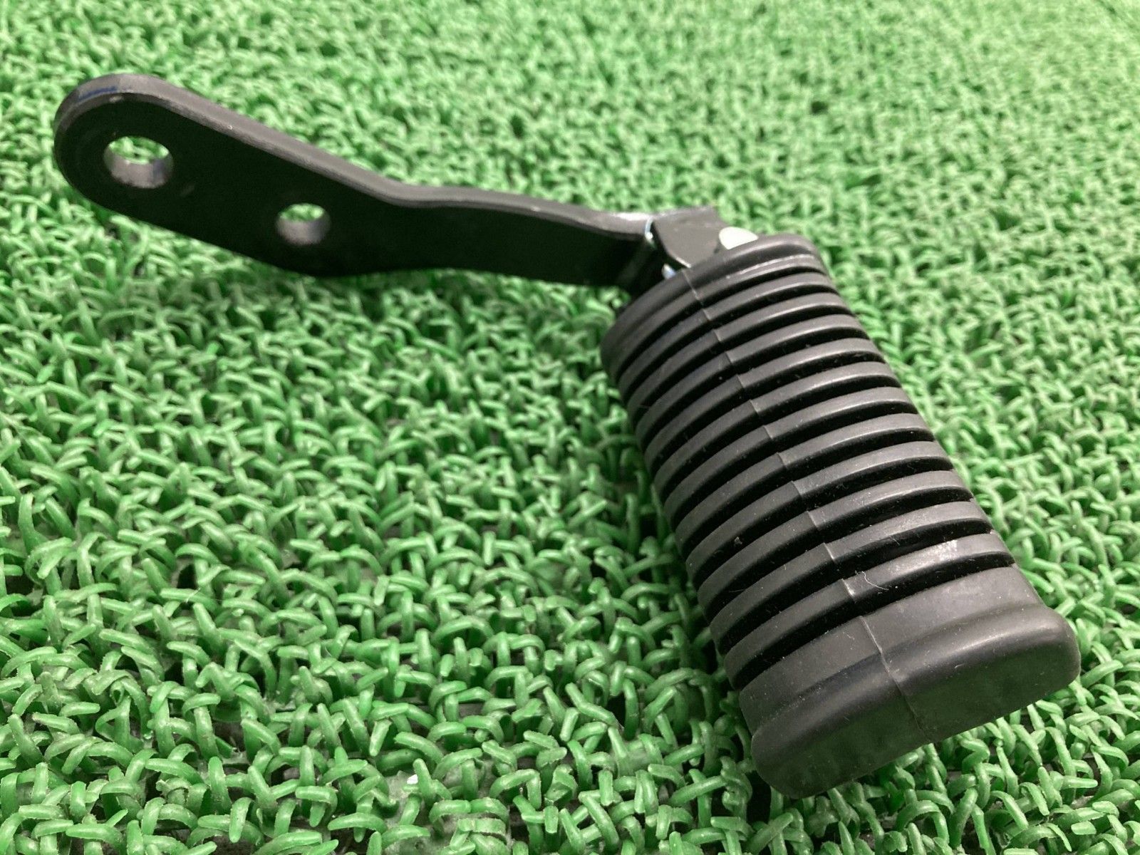 グラストラッカー ステップ 右 スズキ 純正  バイク 部品 NJ47A ペグ コンディション良好 曲がり無し 品薄 希少品 sD