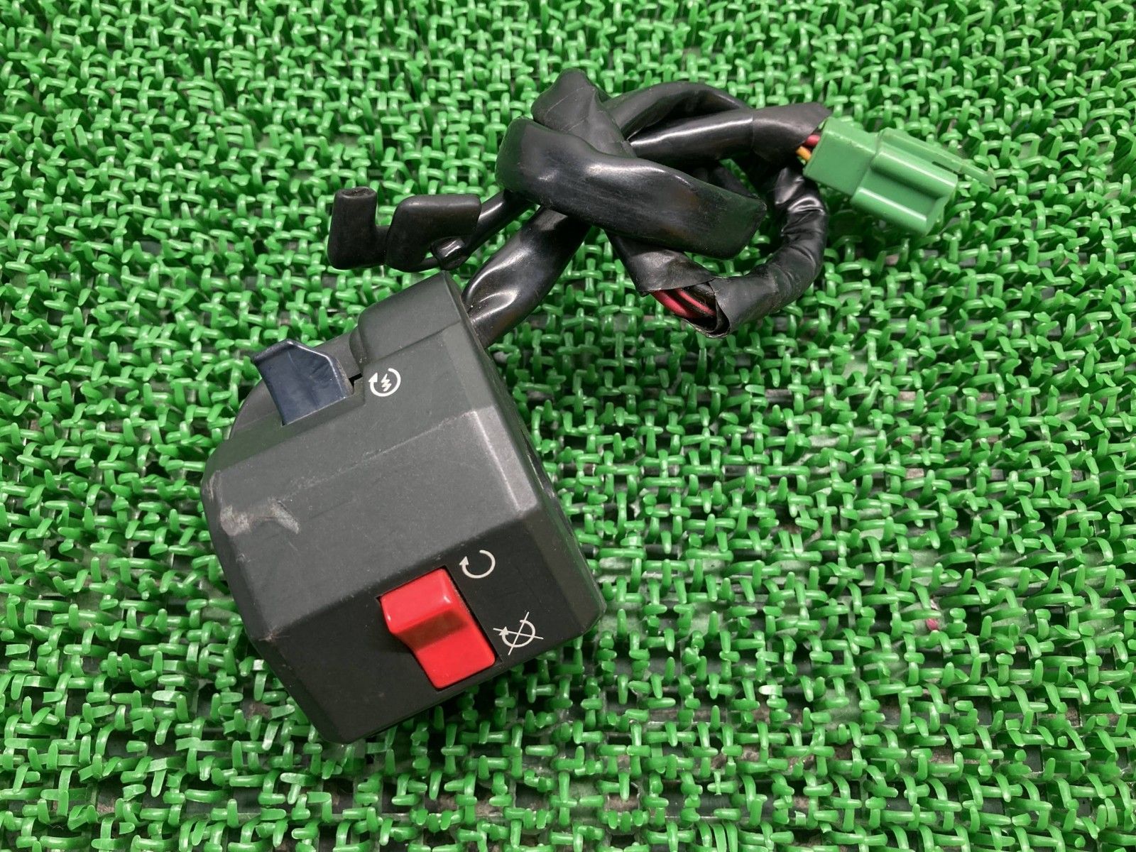 ゼファー750 純正スイッチアッシ新品未使用品 ゼファー750 純正スイッチアッシ新品未使用品 カワサキ ゼファー750