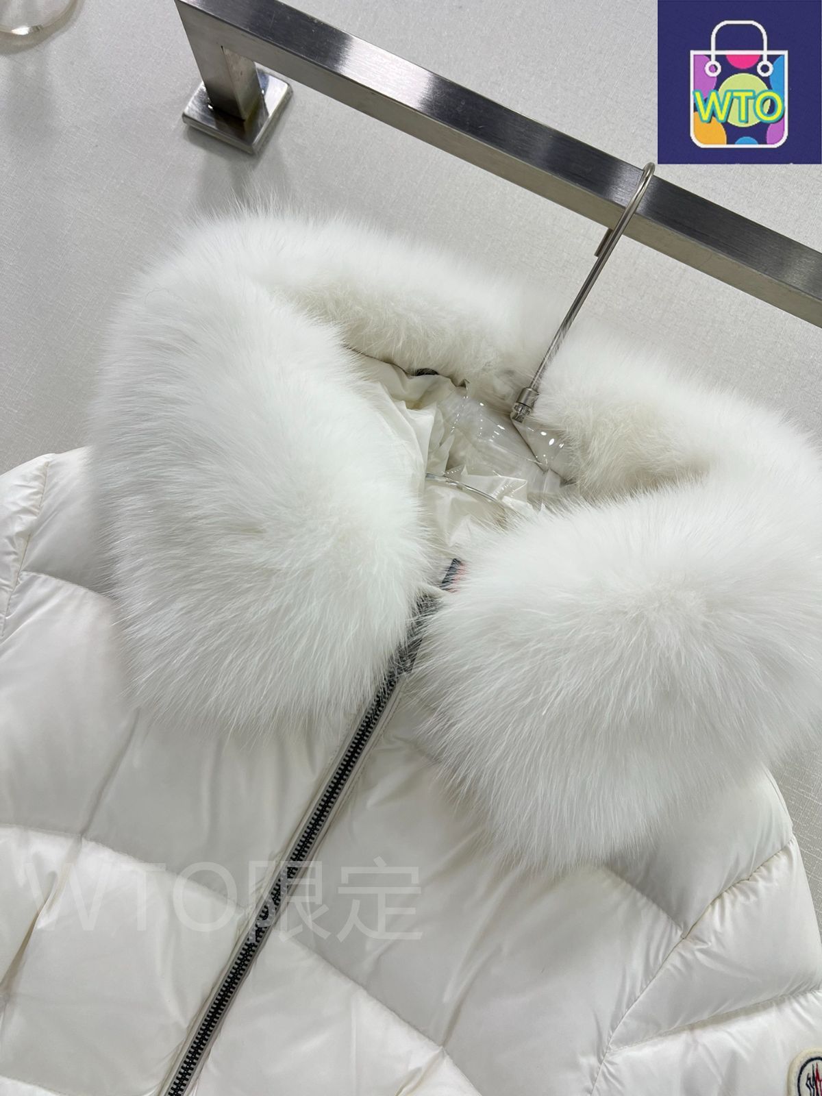 MONCLERモンクレール 白いダウンジャケッフード付き ウエストベルト