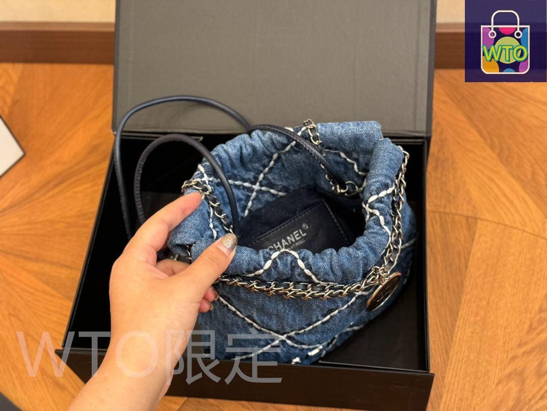 シャネルCHANELのショッピングバッグには、財布、キーバッグ、小銭入れ