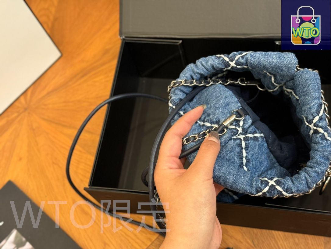 シャネルCHANELのショッピングバッグには、財布、キーバッグ、小銭入れ