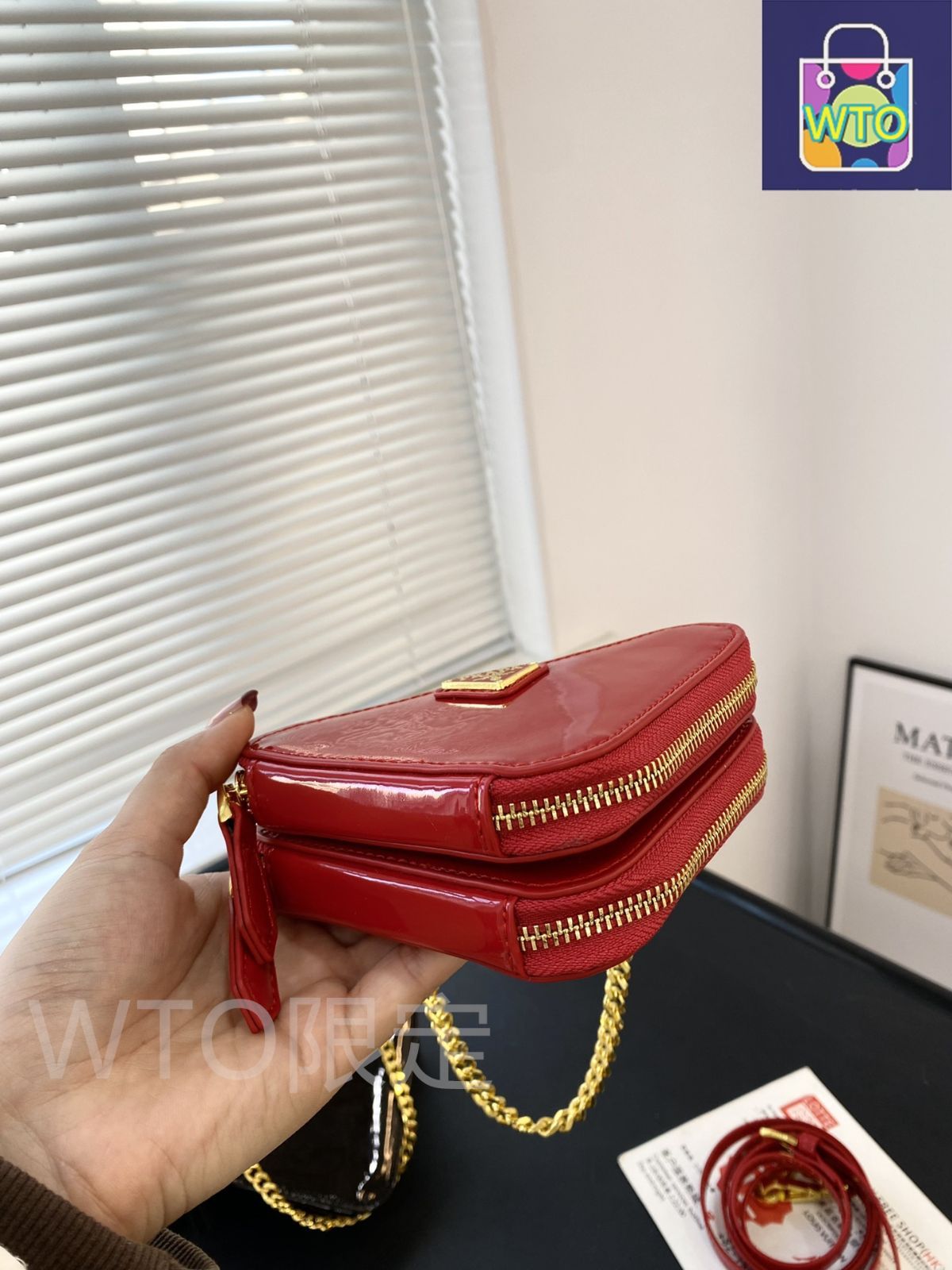 PRADA プラダ 三角リップバッグ（ボックス付き） - メルカリ