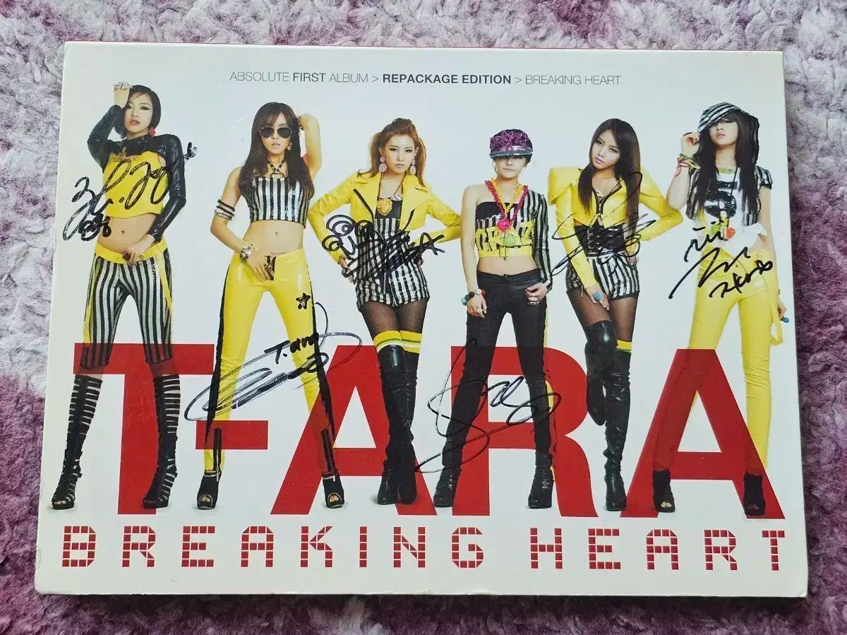 T-ARA Breaking Heart cd (全メンバーサイン) - メルカリ
