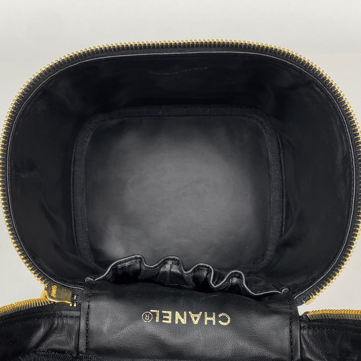 良品　シャネル　バニティバッグ　ココマーク　メイクポーチ　小物入れ　エナメル　黒 CHANEL - 良品 シャネル バニティバッグ ココマーク メイクポーチ 小物
