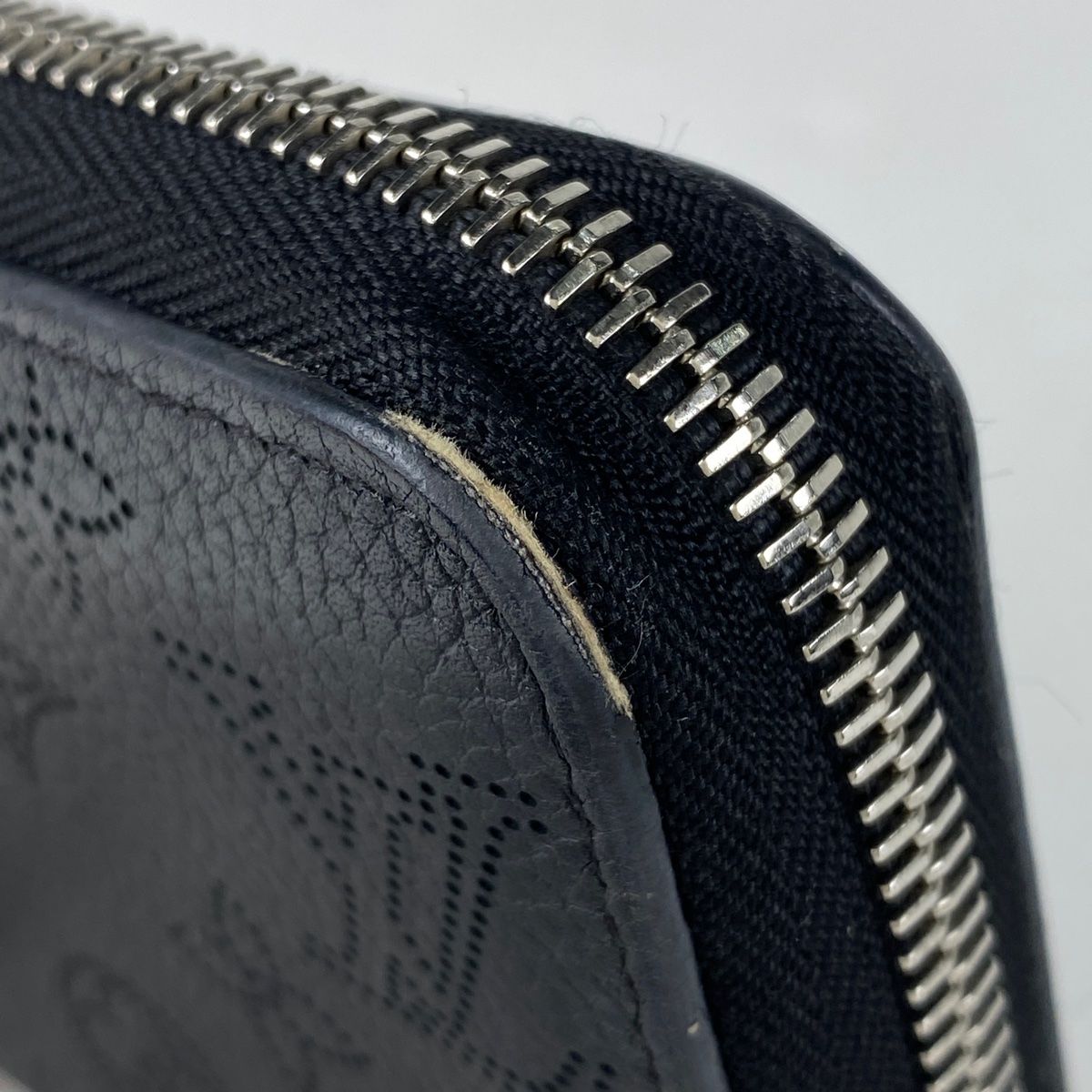 美品. ルイヴィトン モノグラム マヒナ ジッピーウォレット ラウンドジップ 黒 ルイ・ヴィトン Louis Vuitton ジッピー ウォレット ラウンドジップ