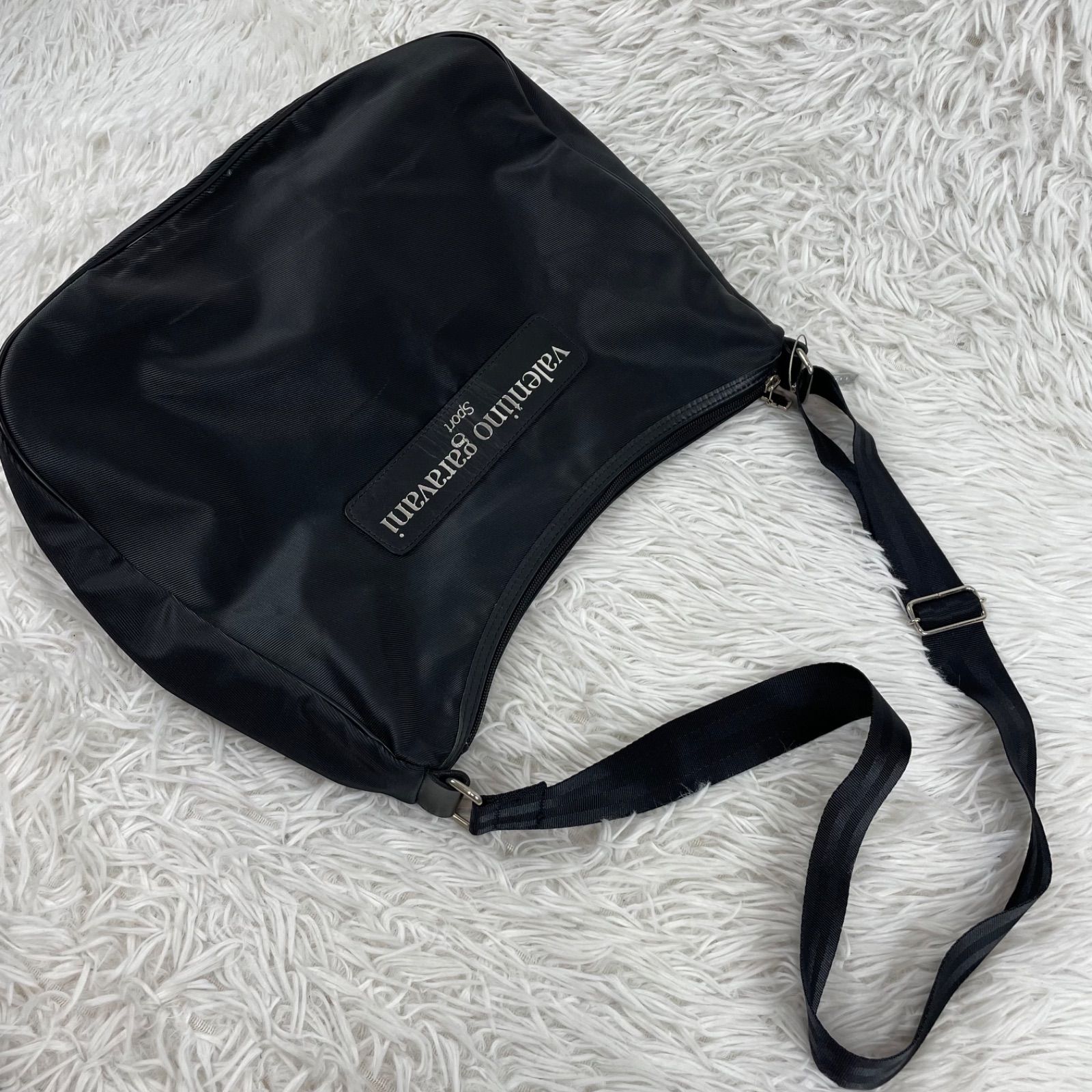 【極美品】ヴァレンティノガラバーニ メッセンジャーバッグ ショルダー ロゴ 黒 極美品】ヴァレンティノガラバーニ メッセンジャーバッグ ショルダー
