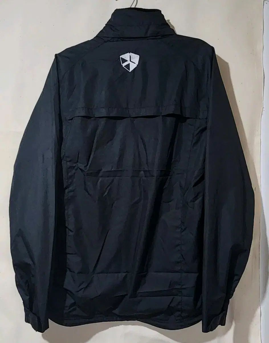 マンチェスターユナイテッド STORM-FIT SQUAD ジャケット マンチェスターシティ 25/26シーズン サード ユニフォーム登場。 雨を