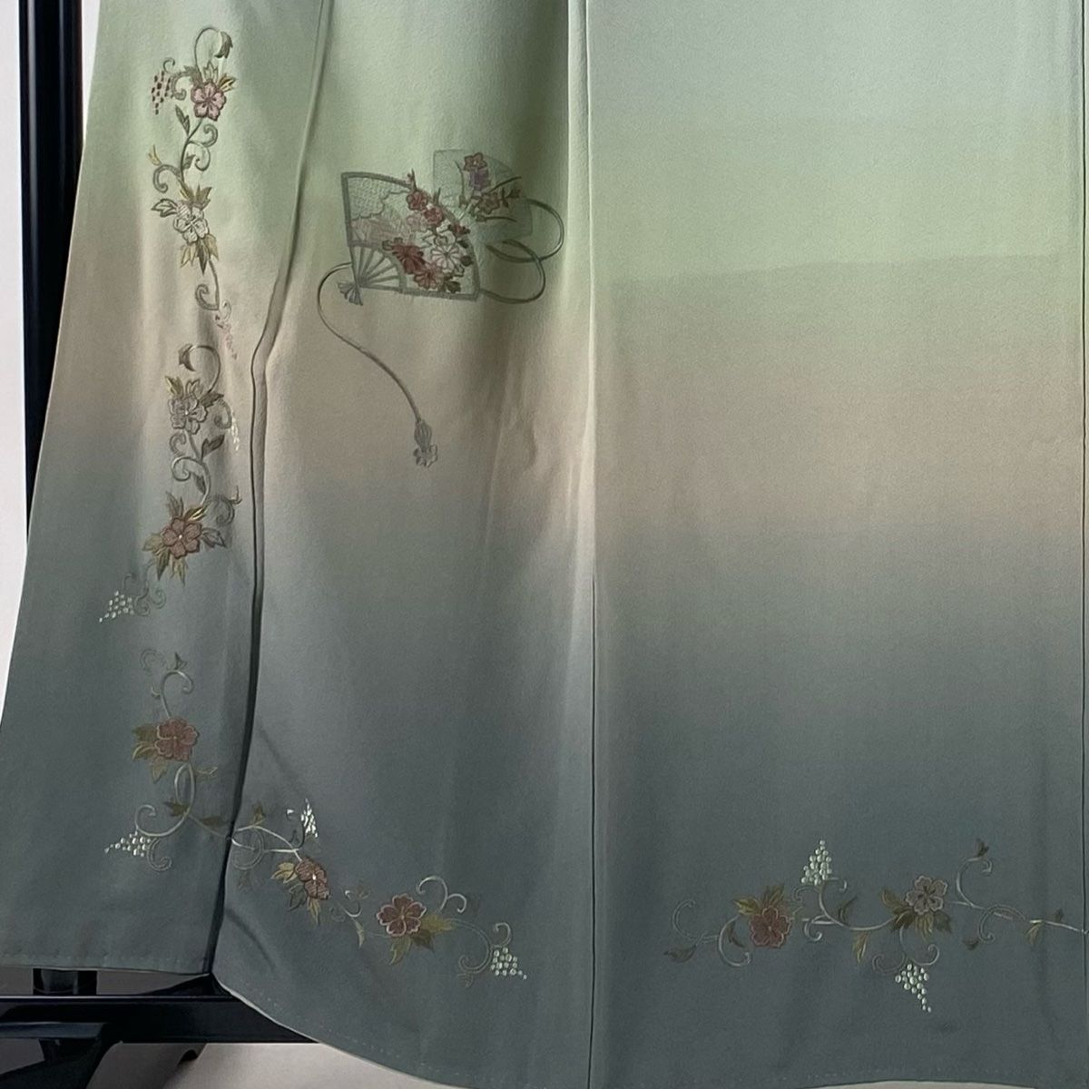 付下げ 身丈158.5cm 裄丈67cm M 袷 草木染 雪輪 草花 刺繍 灰色 正絹