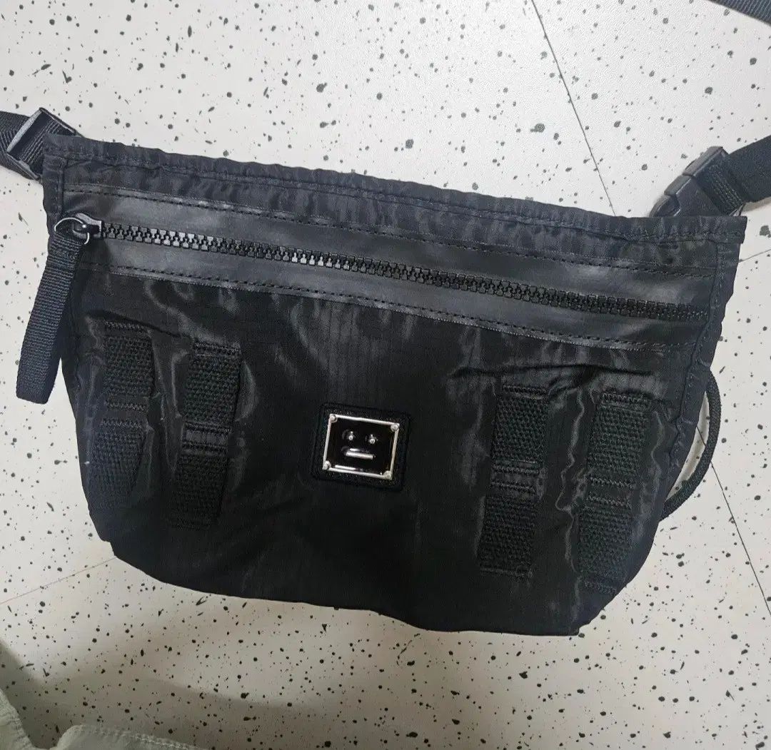 アクネストゥディオズ メッセンジャーバッグ クロスバック - メルカリ