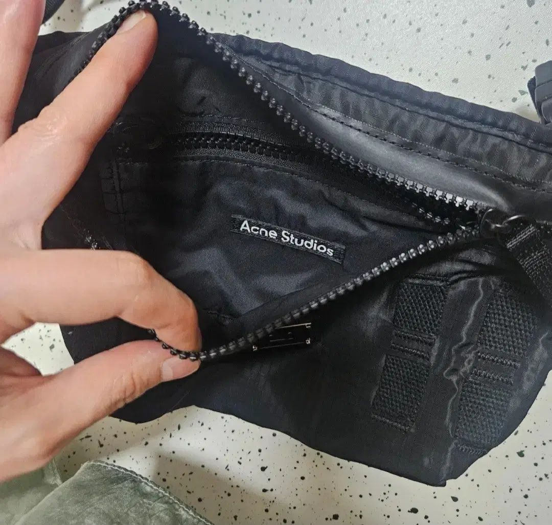 アクネストゥディオズ メッセンジャーバッグ クロスバック - メルカリ