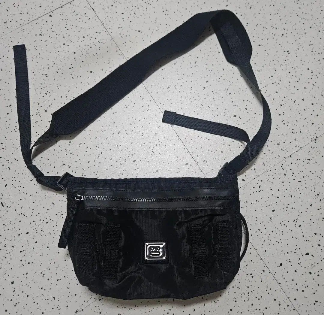 アクネストゥディオズ　メッセンジャーバッグ アクネ ストゥディオズ - ミニ ナイロン メッセンジャーバッグ | HBX