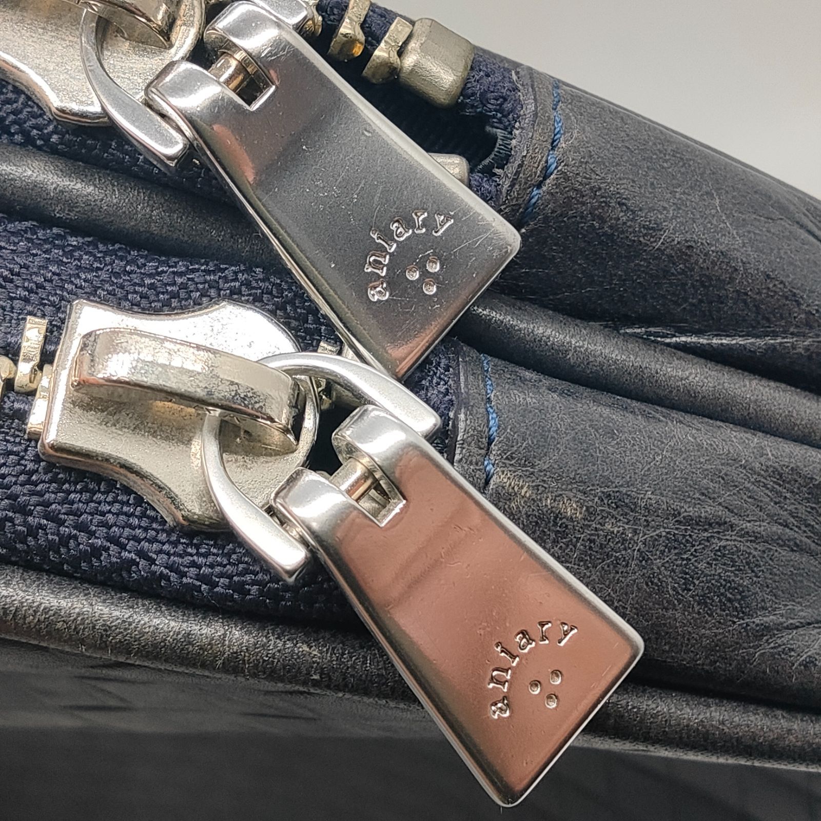 【新品未使用】aniary アニアリ ダブルジップ レザーポーチ 日本製　レア アニアリ aniary ダブルジップ レザーポーチ 日本製 レザー ネイビー