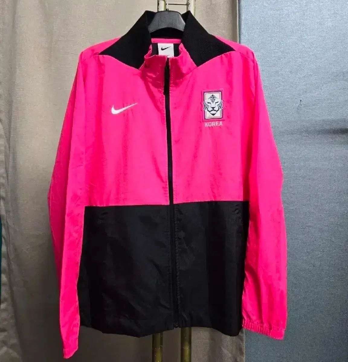 Nike ウィンドブレーカー ピンク/ブラック ナイキ 韓国 ピンク ブラック ウィンドブレーカー XL - メルカリ