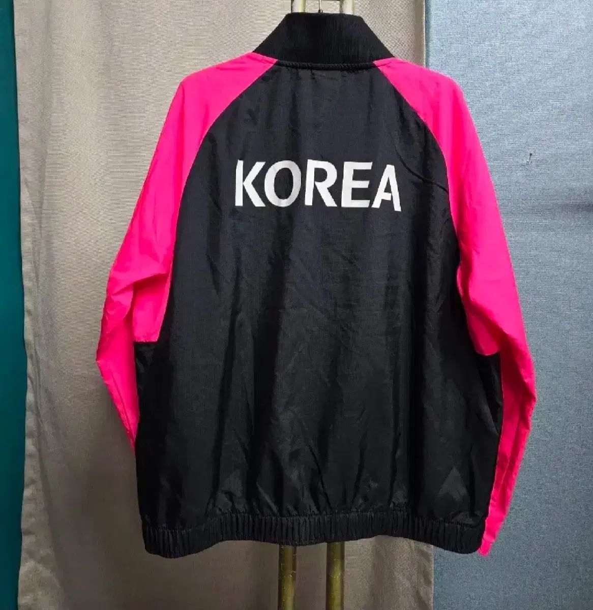 Nike ウィンドブレーカー ピンク/ブラック ナイキ 韓国 ピンク ブラック ウィンドブレーカー XL - メルカリ