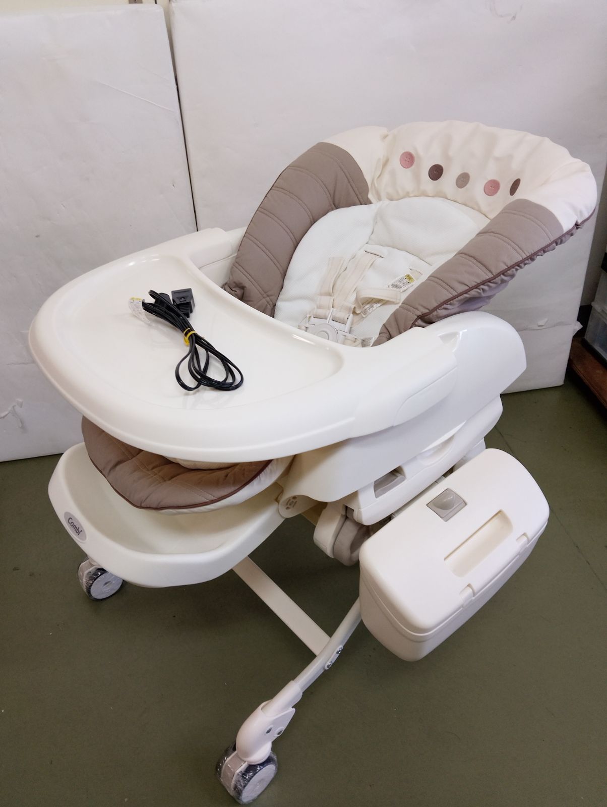 引取り限定【中古・美品】コンビ ネムリラ AUTO SWING エッグショック